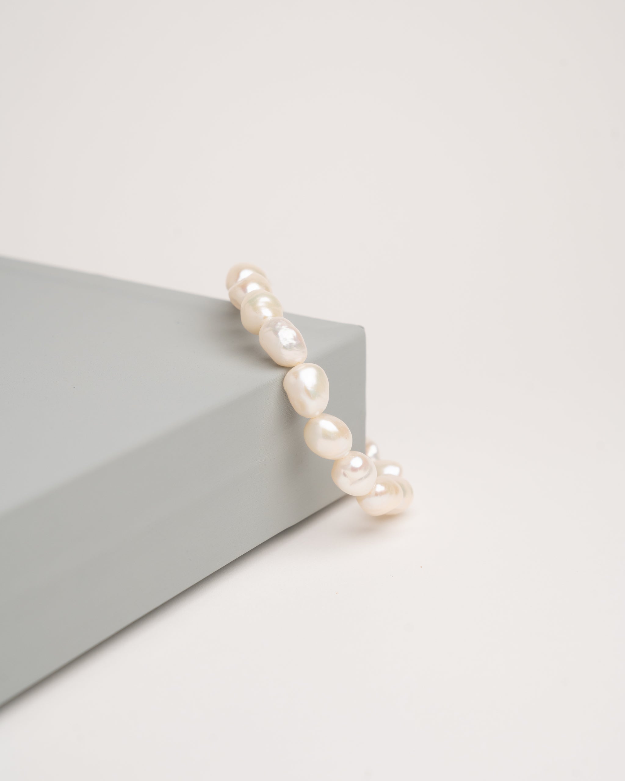 Mujer con pulsera de perlas cultivadas de agua dulce barrocas de 10 a 11 mm