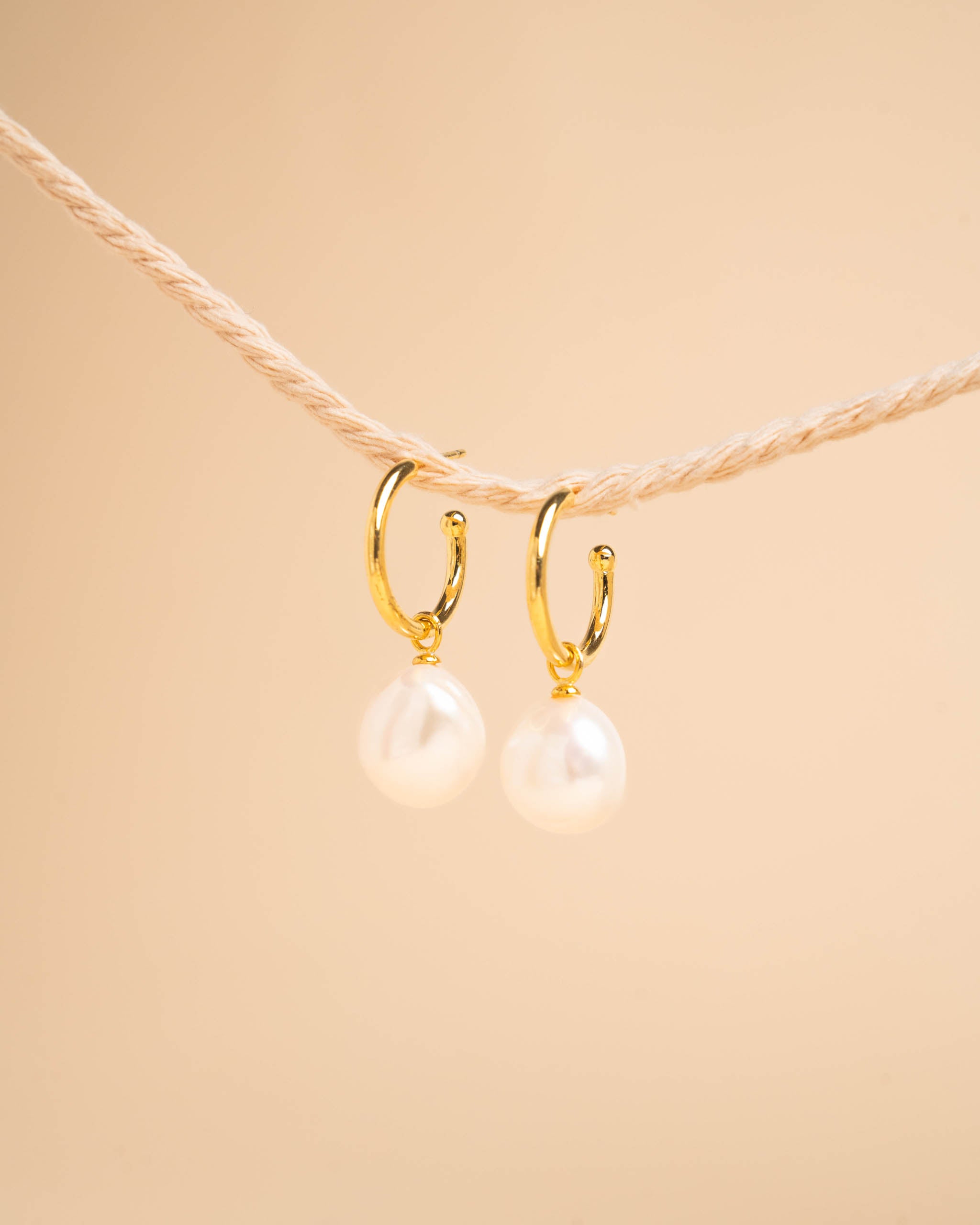 Pendientes de aros de plata bañada en oro de 18K con perlas barrocas de 11-13 mm Secret & You