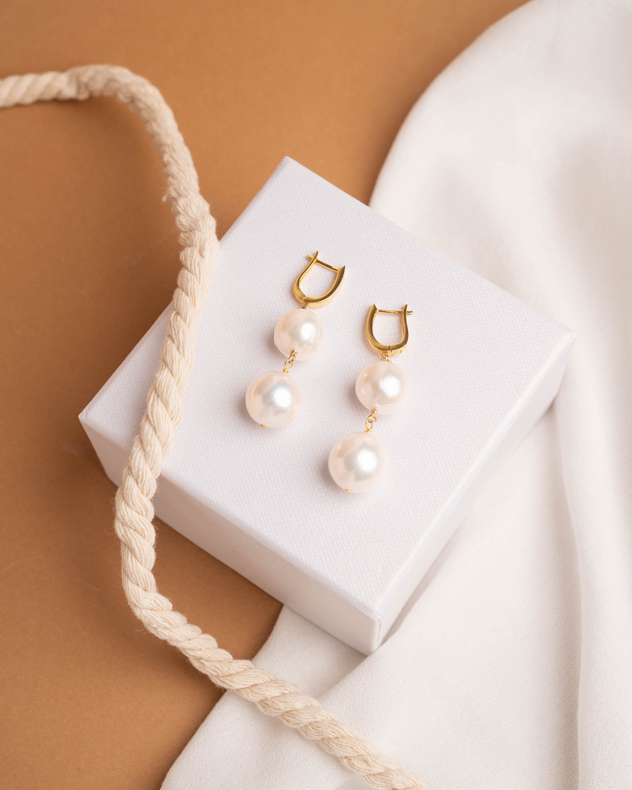 pendientes mujer dos perlas cultivadas barrocas grandes bañados en oro 18k Secret & You
