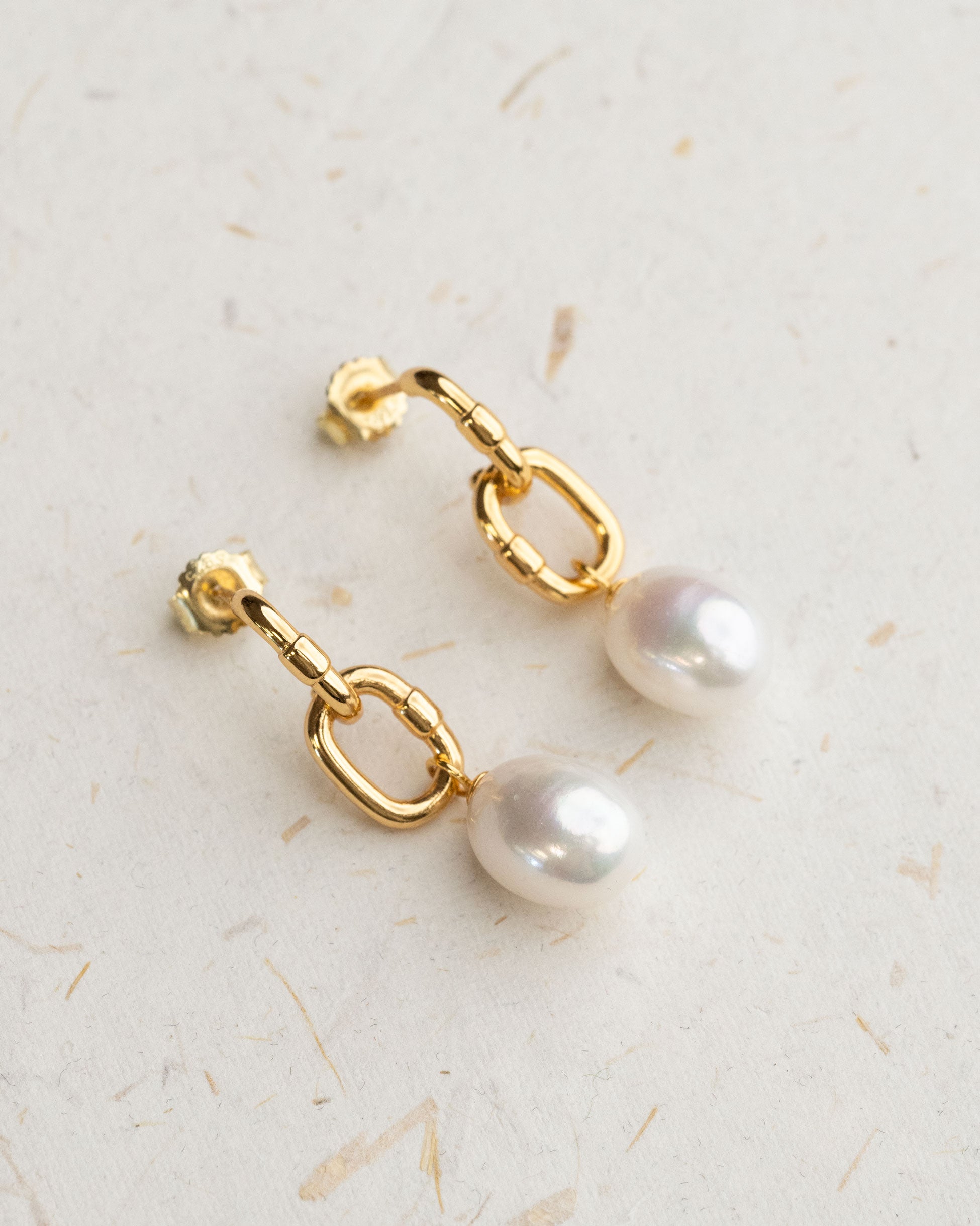 Pendientes de perlas gota de 9-10 mm con eslabones de plata bañada en oro de 18K