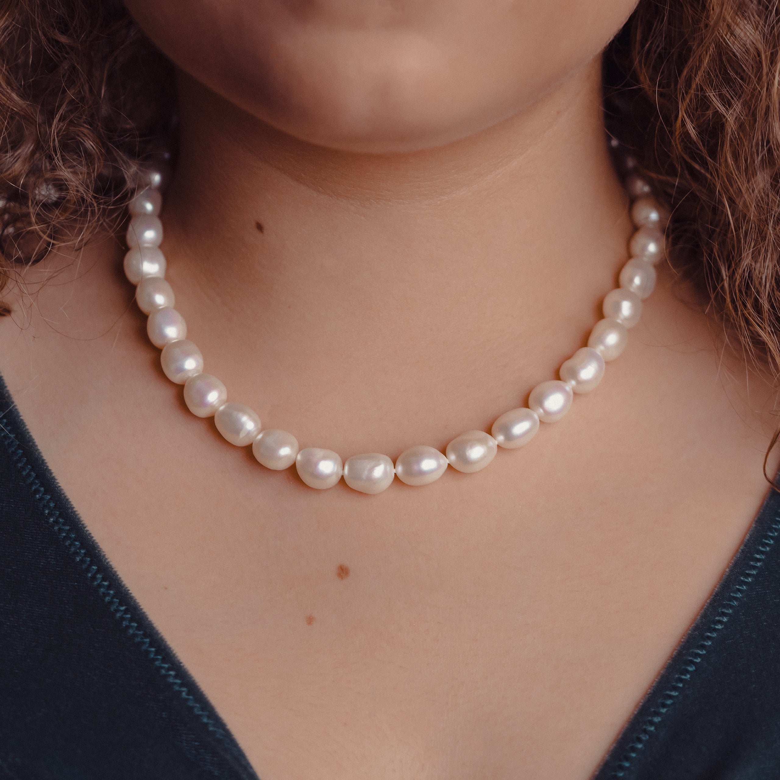 Mujer con collar de perlas cultivadas naturales de agua dulce barrocas redondeadas de 9 a 10 mm