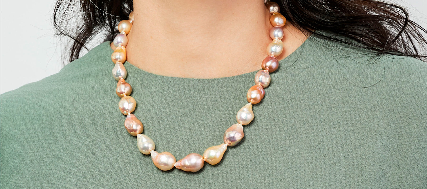 Mujer con collar de perlas cultivadas barrocas irregulares grandes