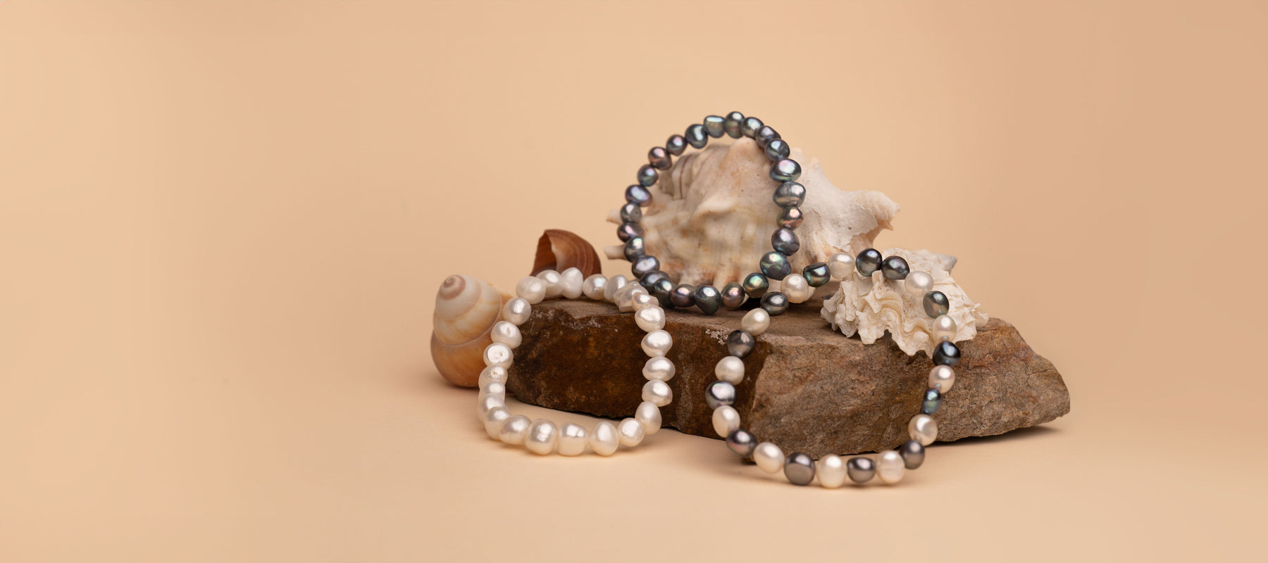 Mujer con set de collar y pulsera de perlas cultivadas Secret & You