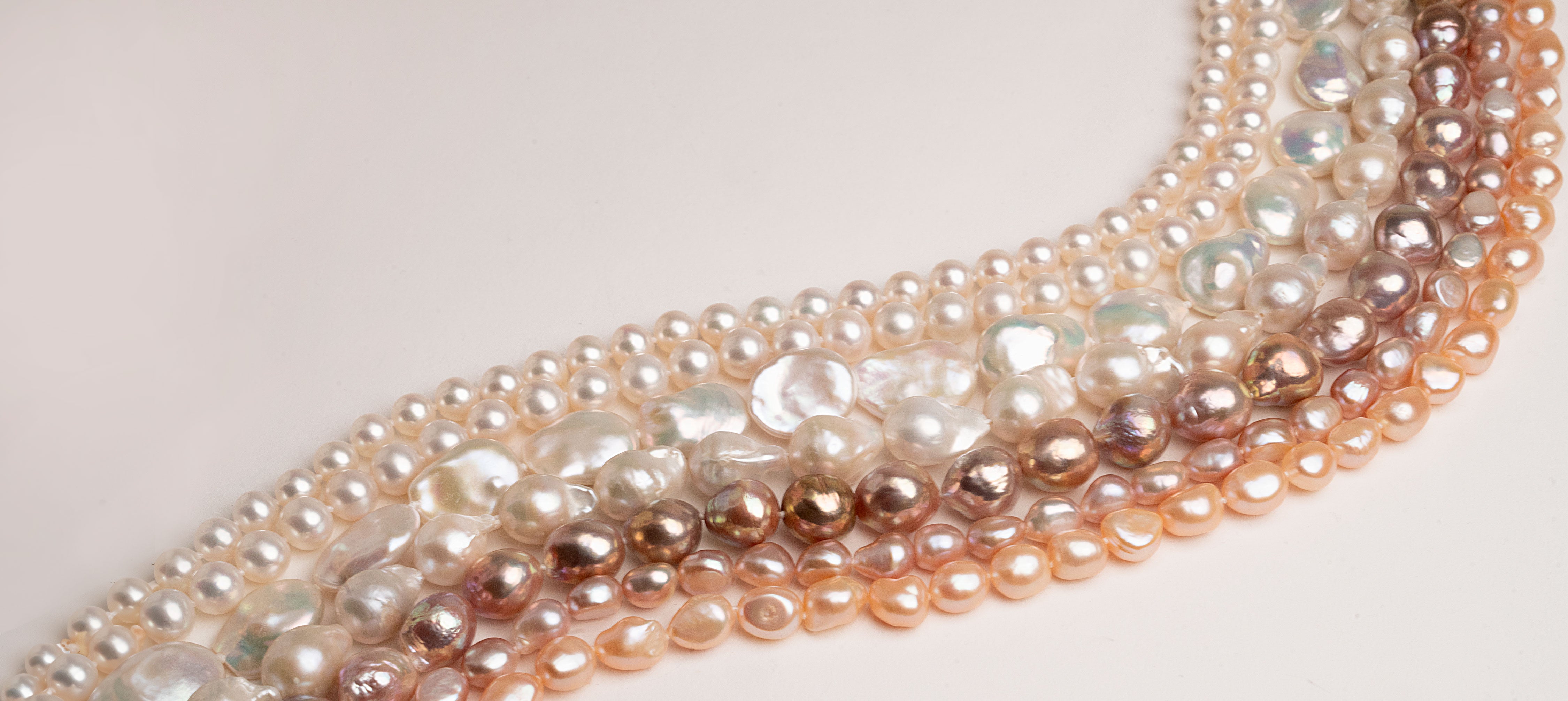 Mujer con collar de perlas cultivadas barrocas blancas