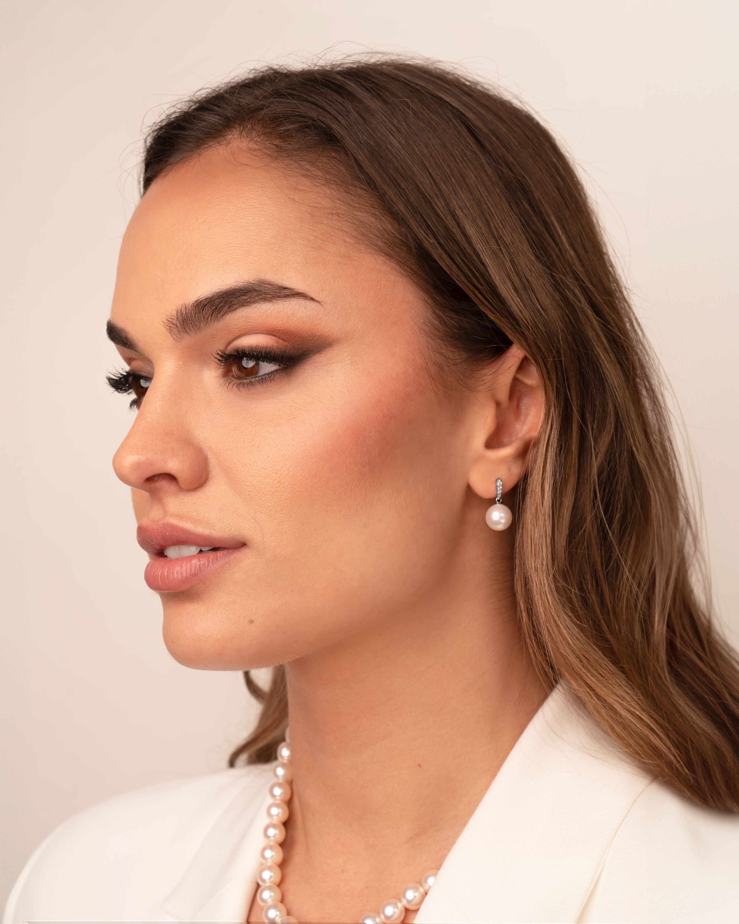 Fotos Modelo Pendientes Alyssa con Perlas Australianas y Diamantes en Oro Blanco | 9 - 10 mm