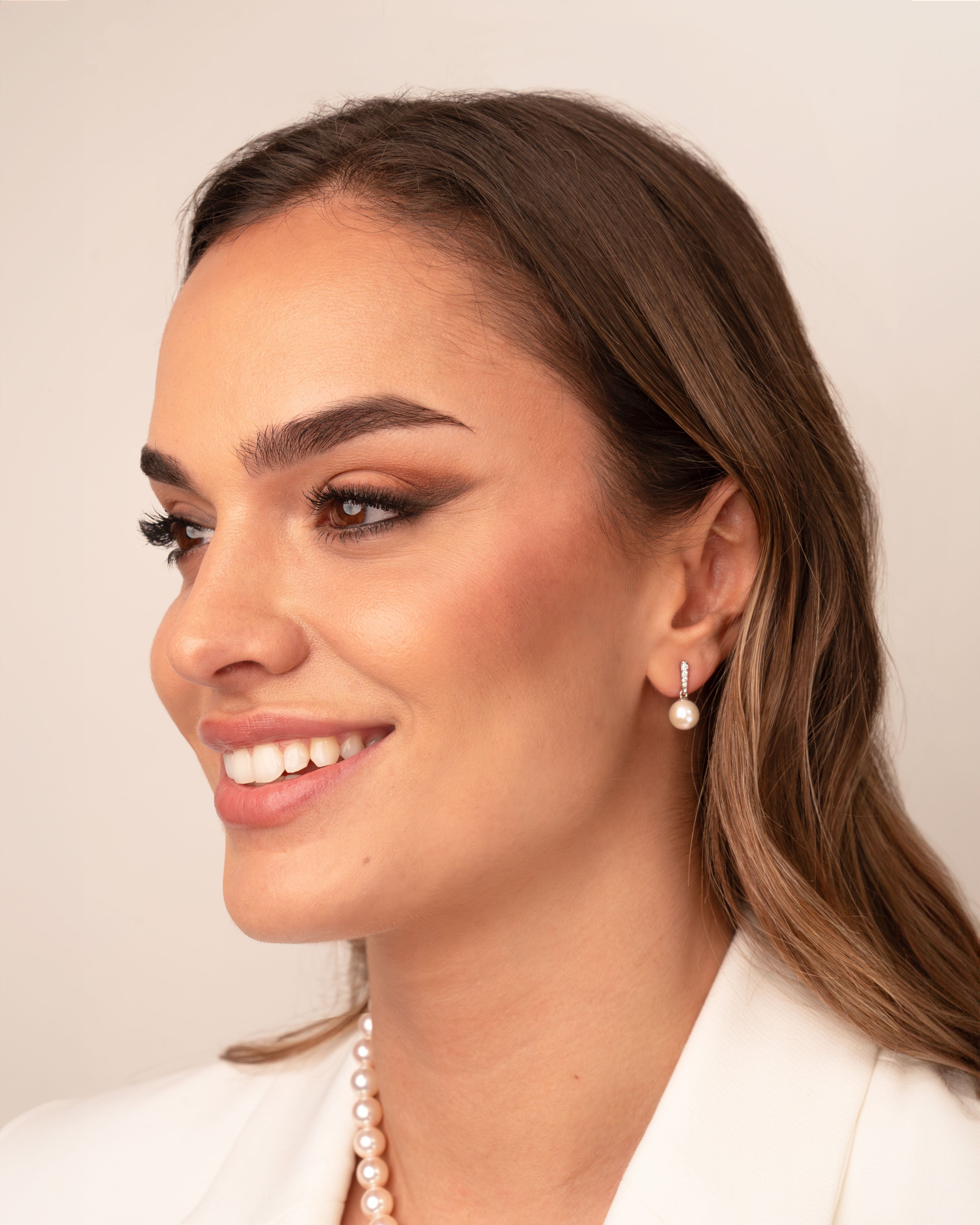 Foto Modelo Pendientes Alyssa con Perlas Akoya y Diamantes en Oro Blanco | 7,5 - 8 mm