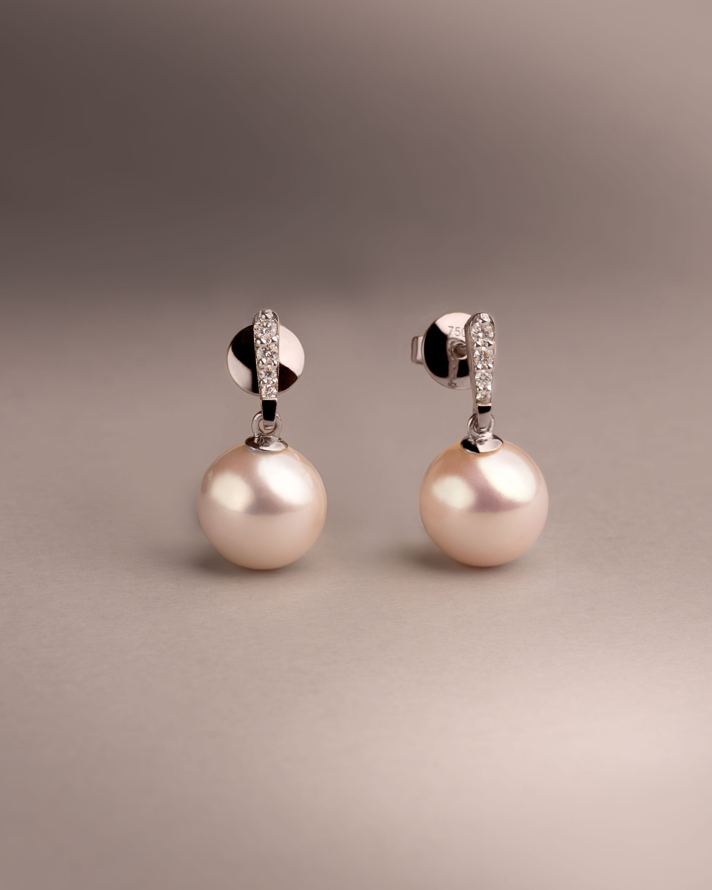 Pendientes Alyssa con Perlas Australianas y Diamantes en Oro Blanco | 9 - 10 mm