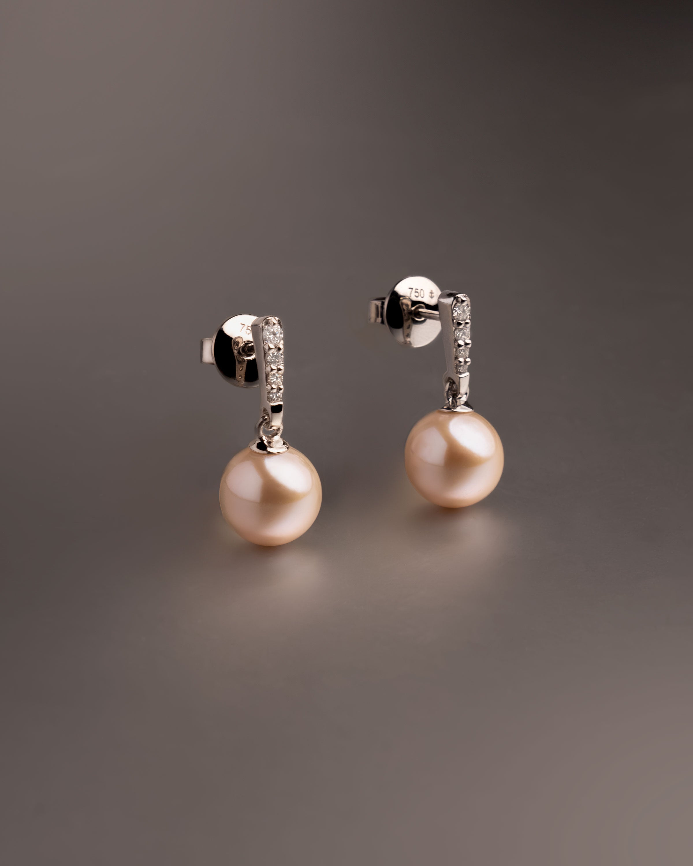 Pendientes Alyssa con Perlas Akoya y Diamantes en Oro Blanco | 7,5 - 8 mm