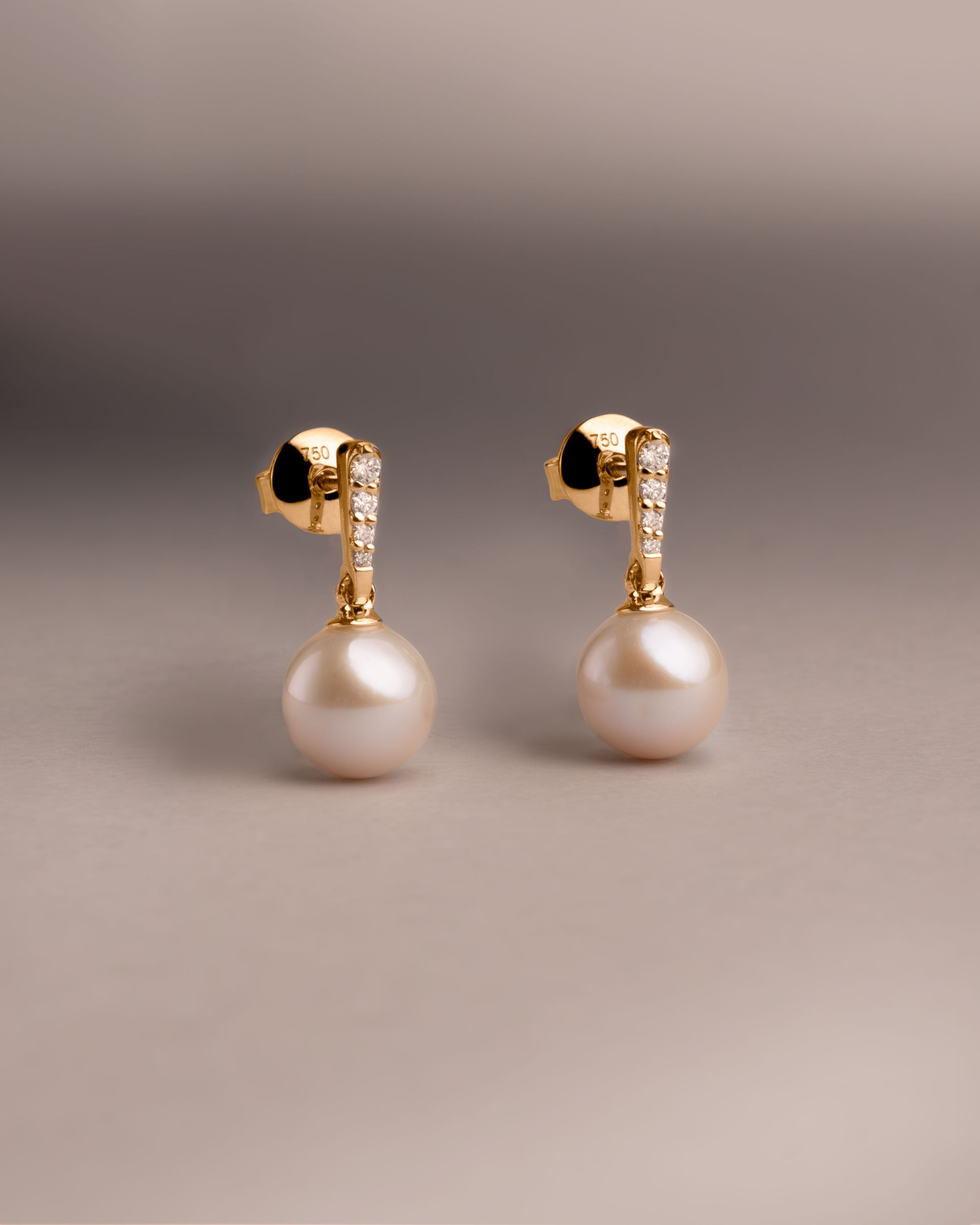 Pendientes Alyssa con Perlas Agua dulce y Diamantes en Oro | 8- 8,5 mm
