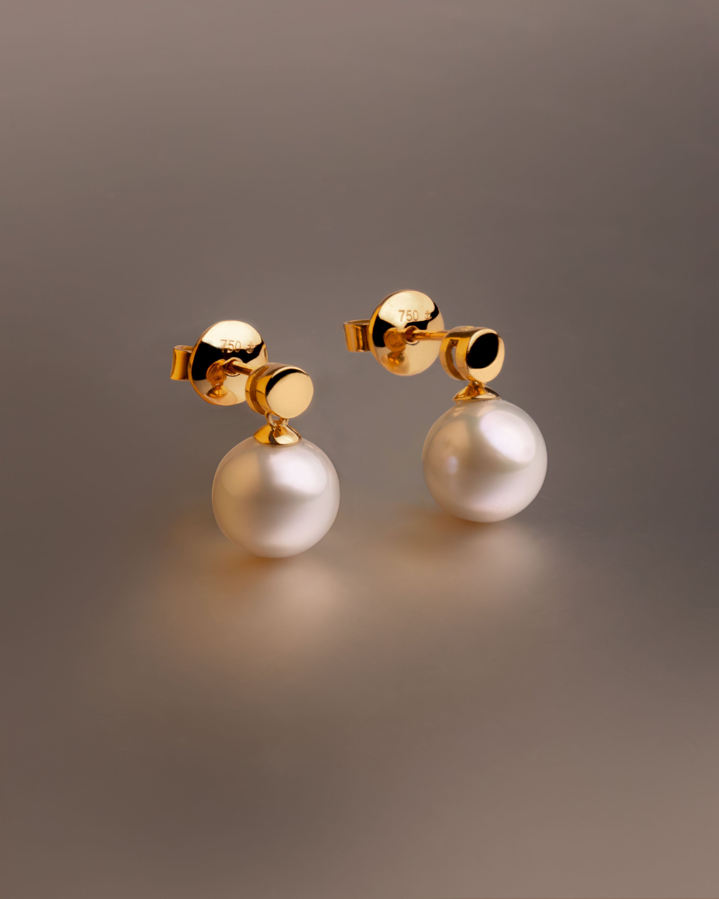 Pendientes Cassia con Perlas Akoya y Disco de Oro | 7,5 - 8 mm