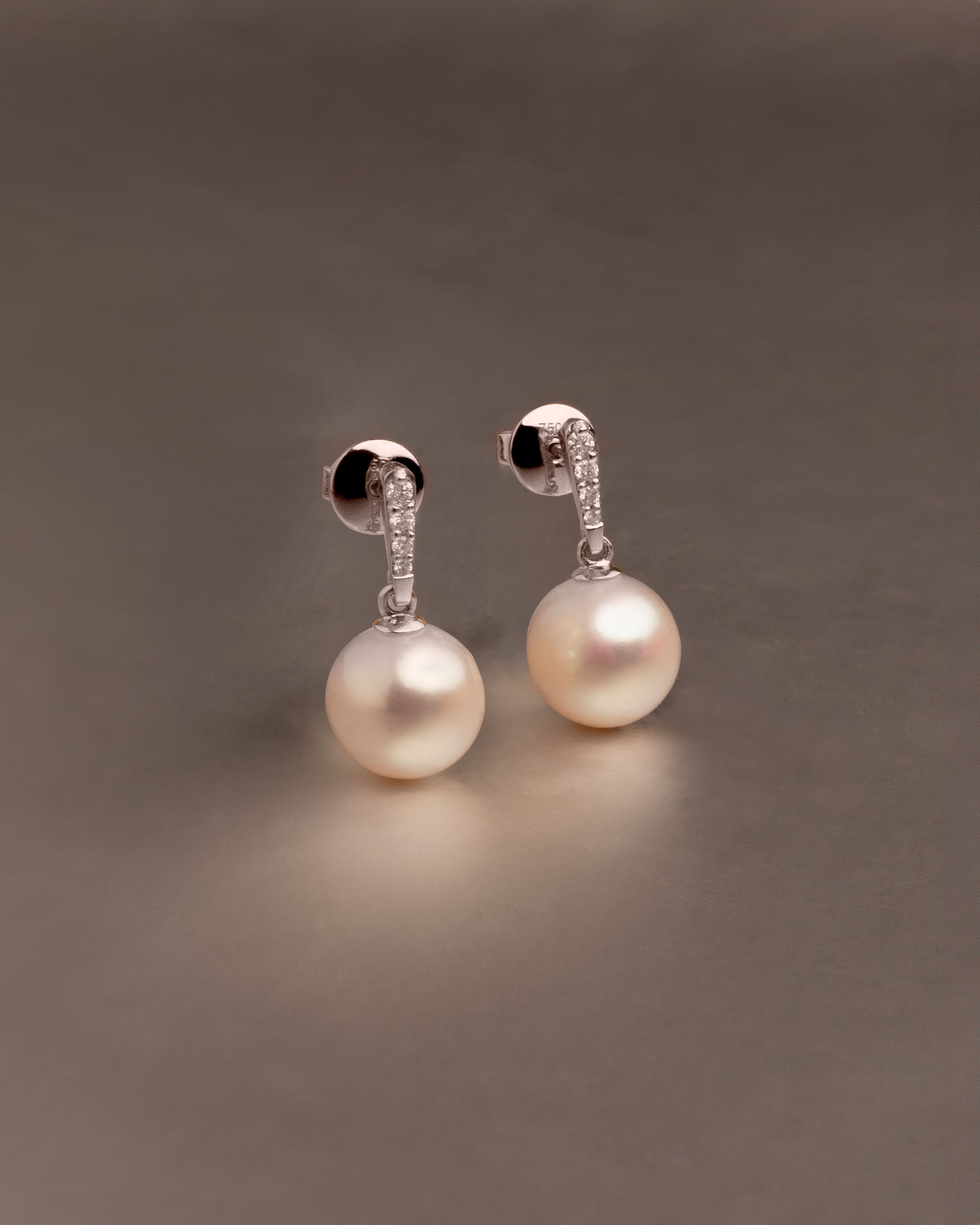 Pendientes Alyssa con Perlas Agua dulce y Diamantes en Oro Blanco |  9- 10 mm
