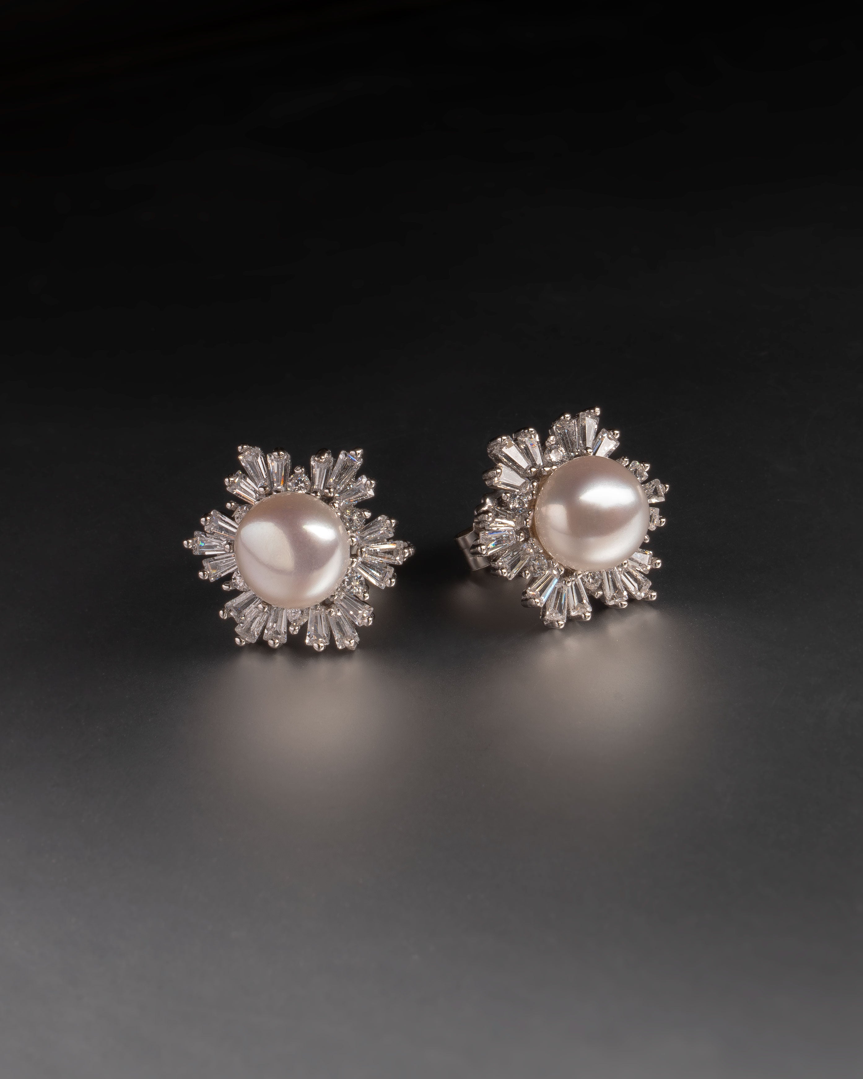 Pendientes Marga de perla botón 7-8 mm con circonitas | Colección Bloom