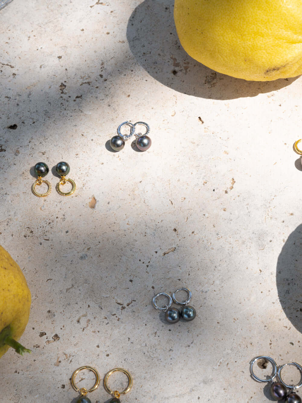 Pendientes de aro con charms de perlas cultivadas tahiti de 9- 9,5 mm