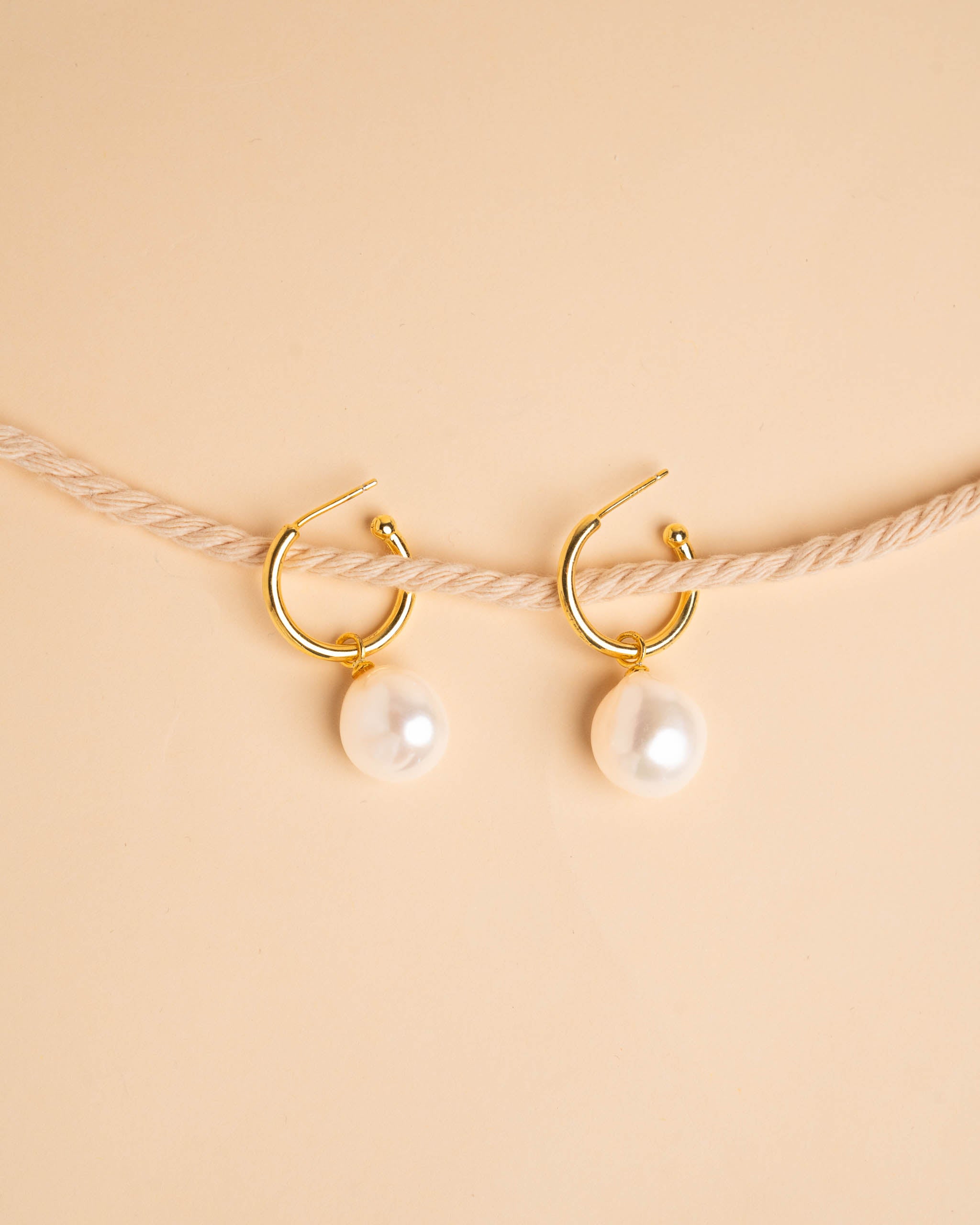 Pendientes de aros de plata bañada en oro de 18K con perlas barrocas de 11-13 mm Secret & You