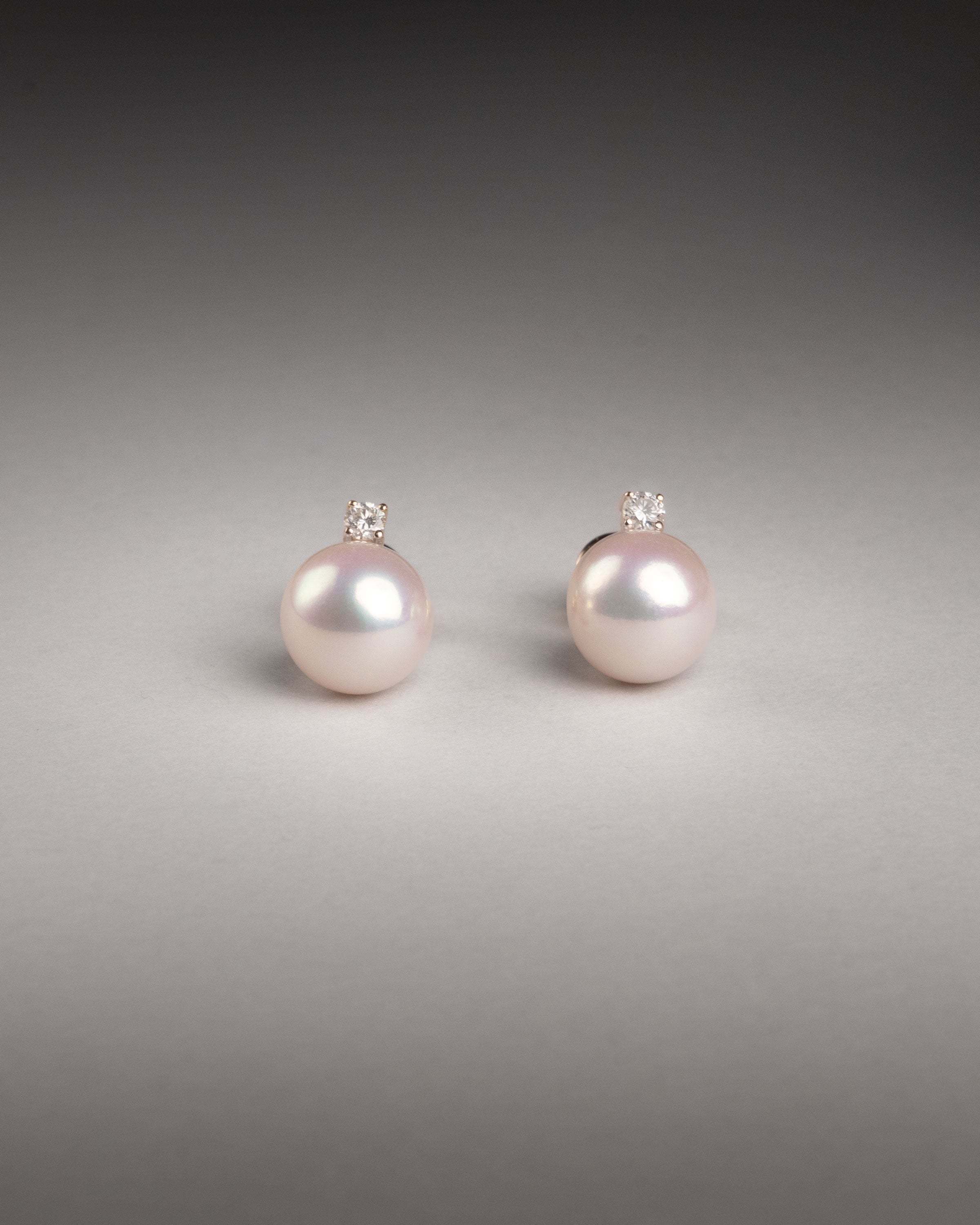 Pendientes Elara con Perlas Agua dulce y Diamantes en Oro Blanco | 9- 10 mm