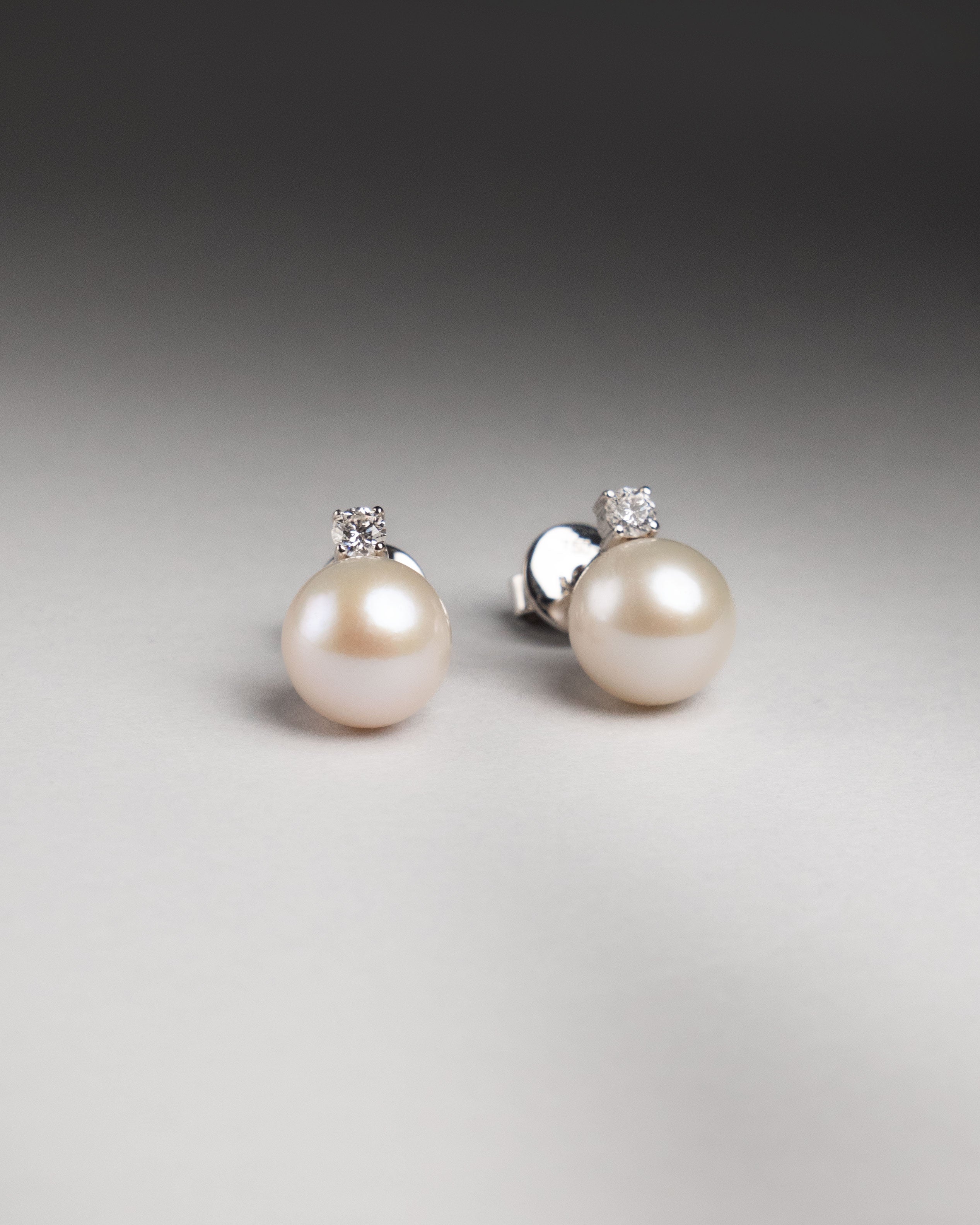 Pendientes Elara con Perlas Akoya y Diamantes en Oro Blanco | 7,5 - 8 mm