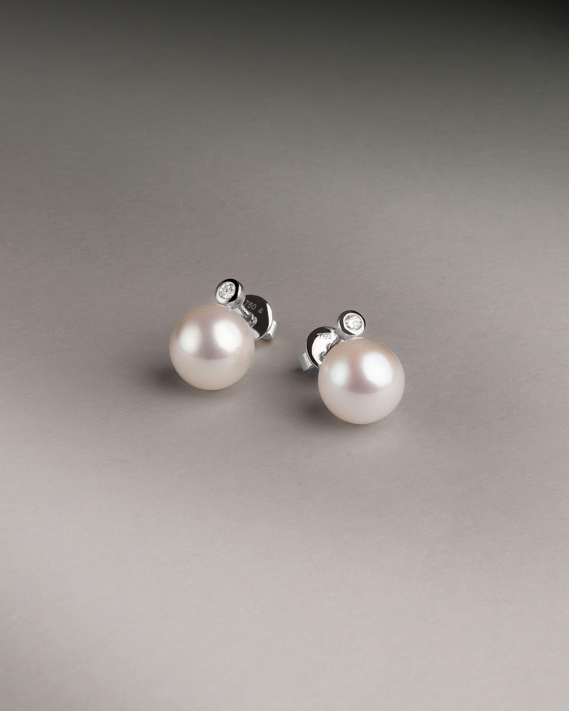 Pendientes Lyra con Perlas Agua dulce y Diamantes Redondos en Oro Blanco | 9- 10 mm