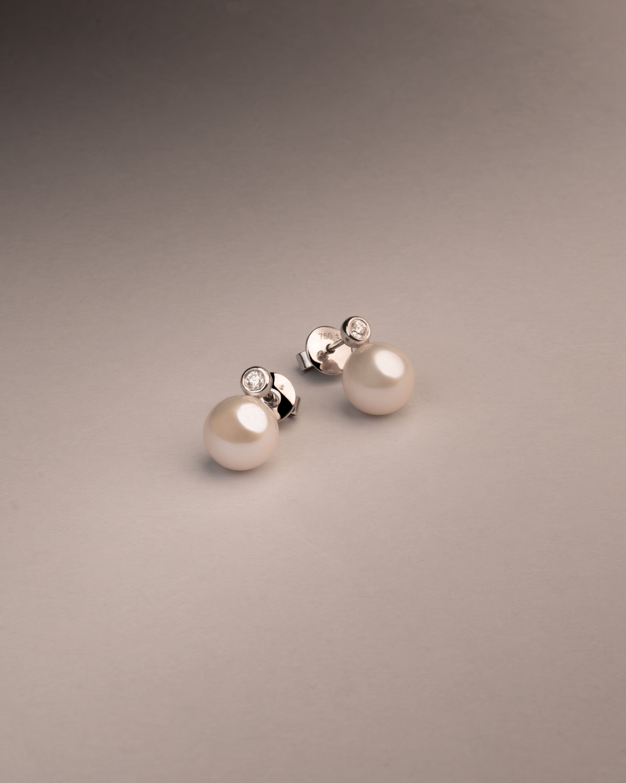 Pendientes Lyra con Perlas Agua dulce y Diamantes Redondos en Oro Blanco | 8 - 8,5 mm