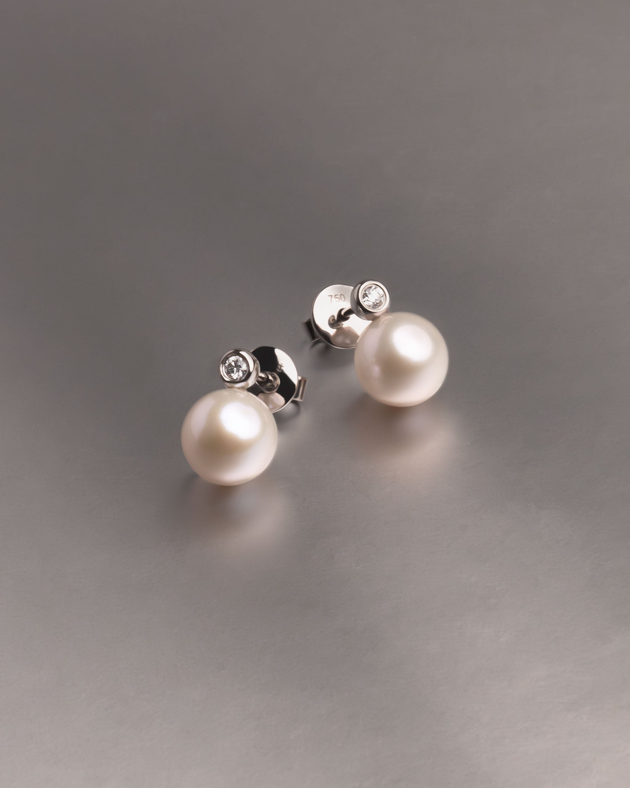 Pendientes Lyra con Perlas Akoya y Diamantes Redondos en Oro Blanco | 7,5 - 8 mm