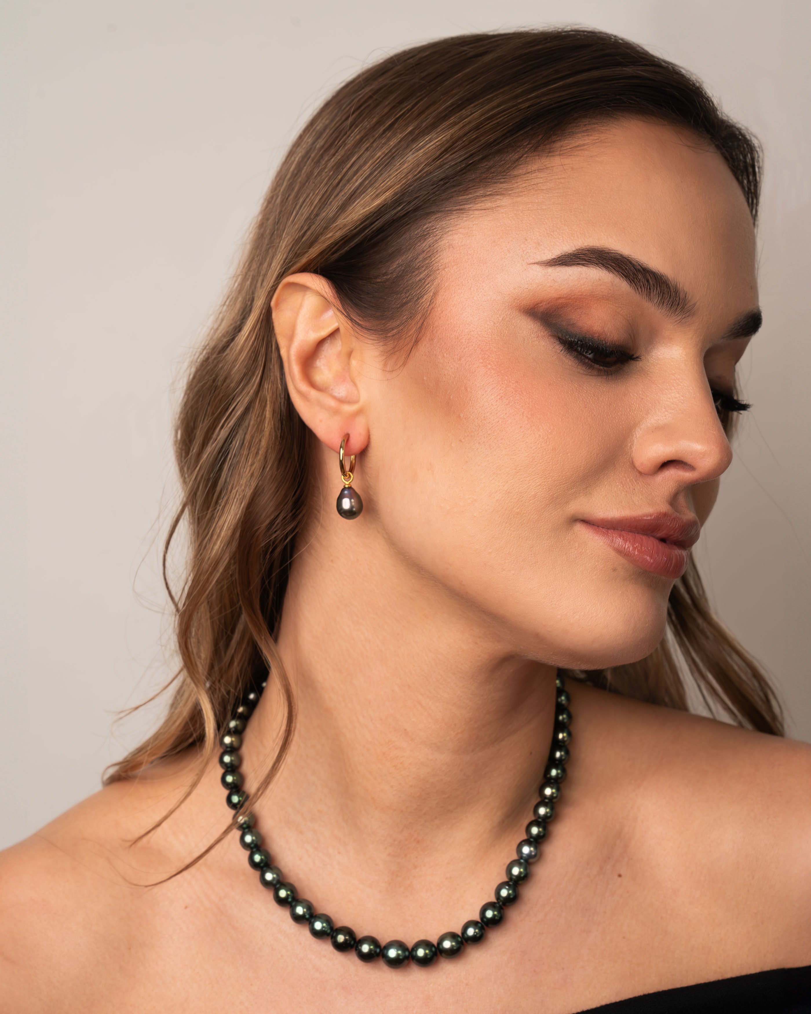 Collar de perlas cultivadas naturales Tahití redondas de 8,1 a 11,1 mm de color verde vidrio oscuro