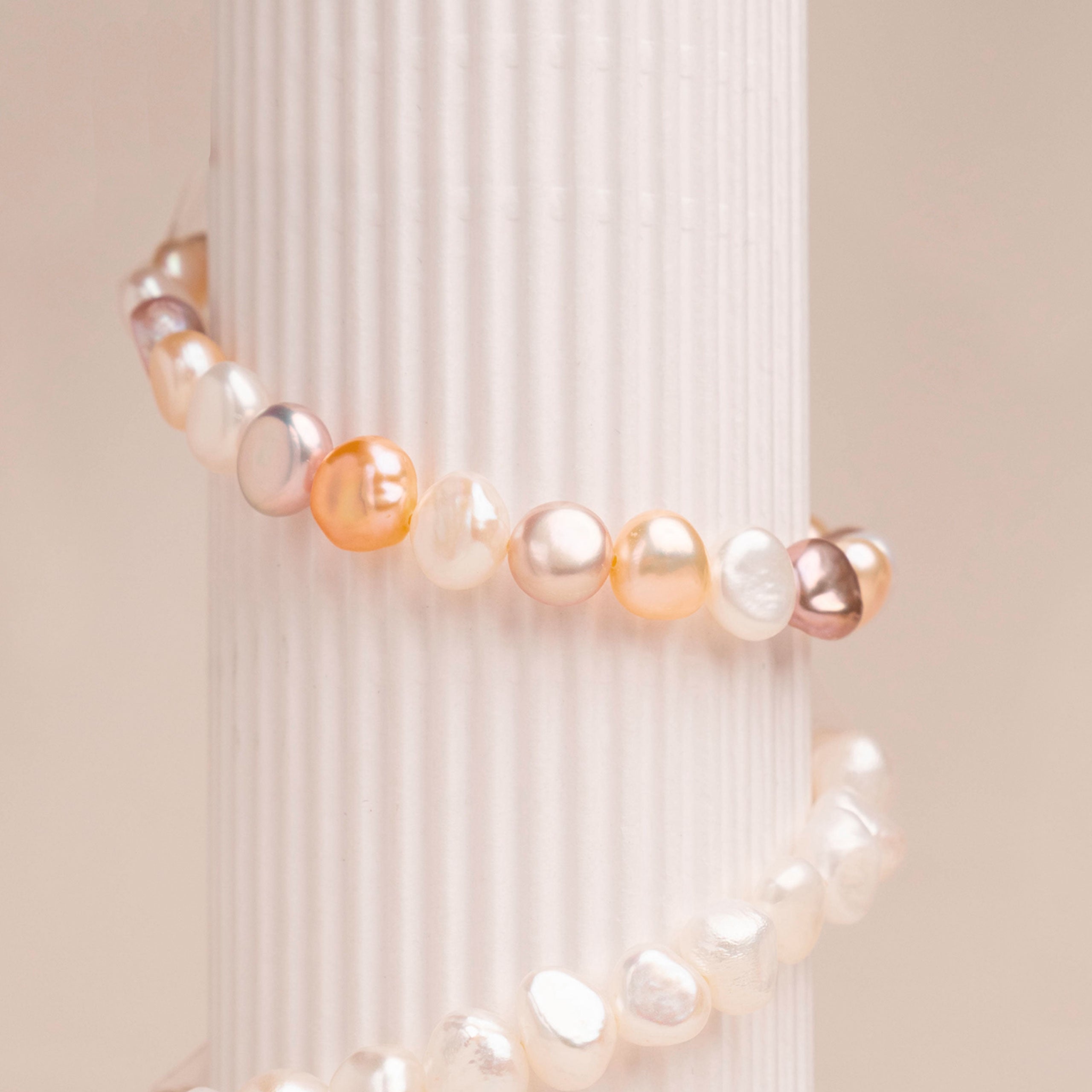 Set aus elastischen Armbändern mit barocken Süßwasserperlen in Rosatönen