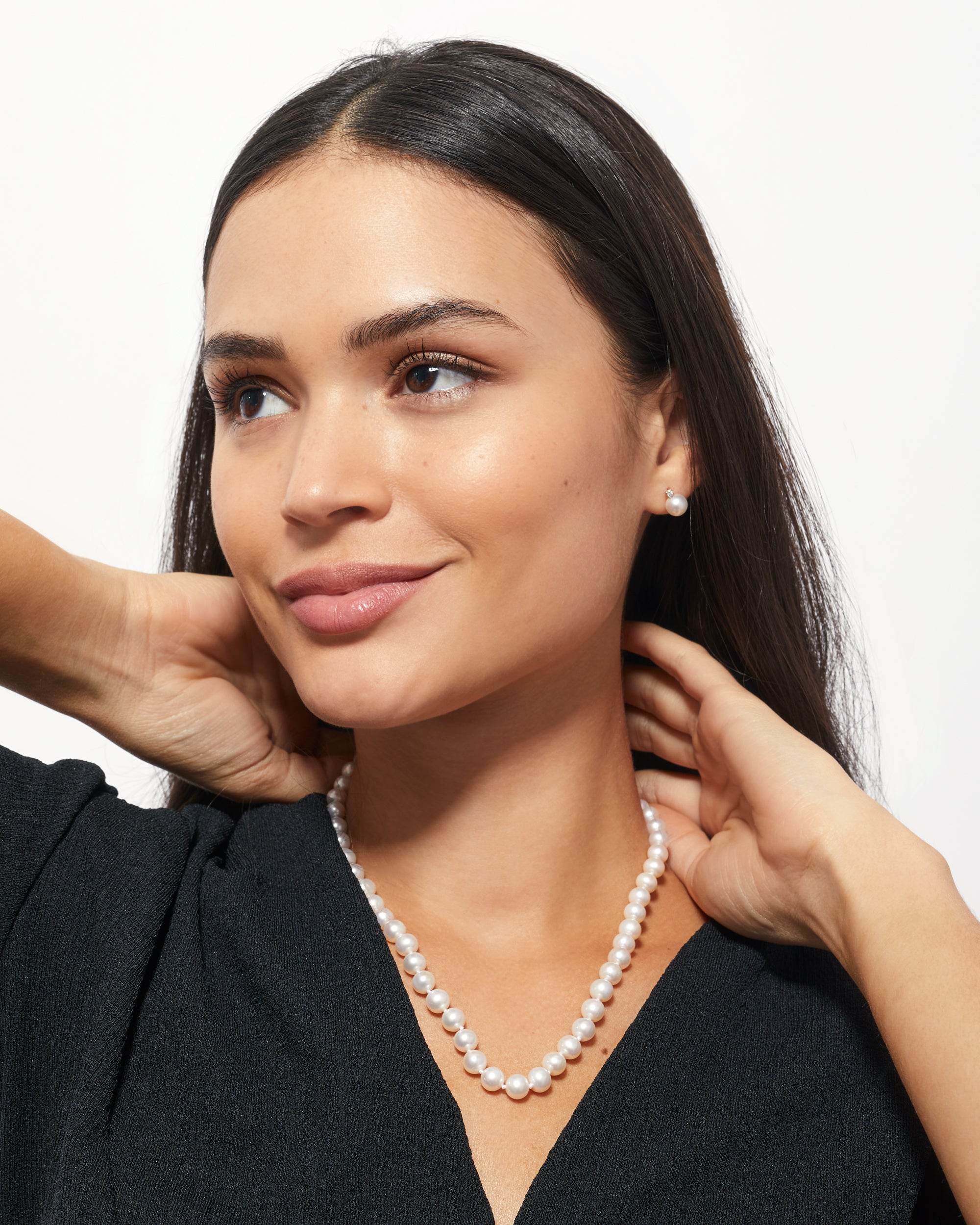 Mujer con collar de perlas cultivadas Akoya japonesas de 6-6,5 mm blancas redondas