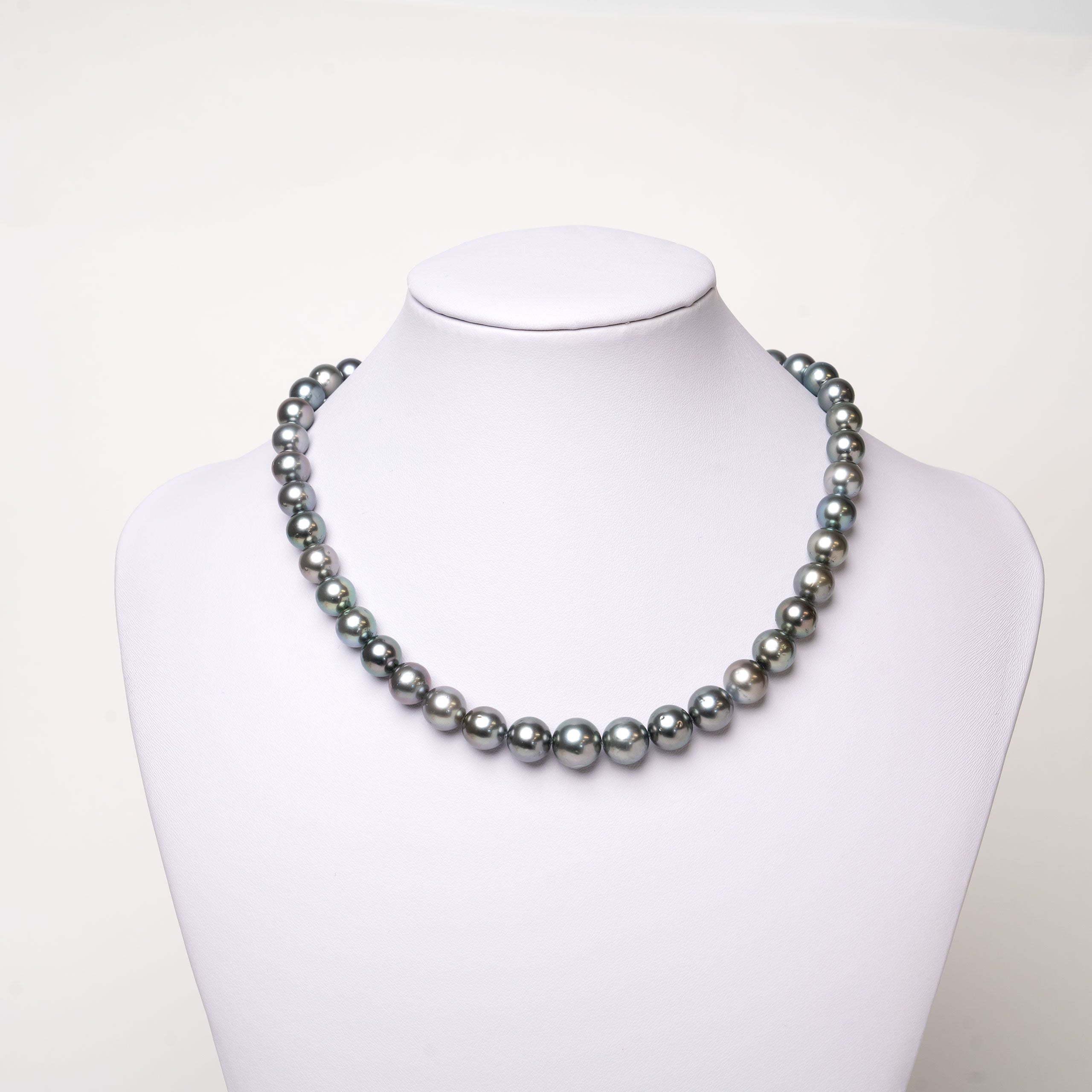 Collar de perlas cultivadas naturales Tahití redondas de 8 a 11 mm de color gris plateado.