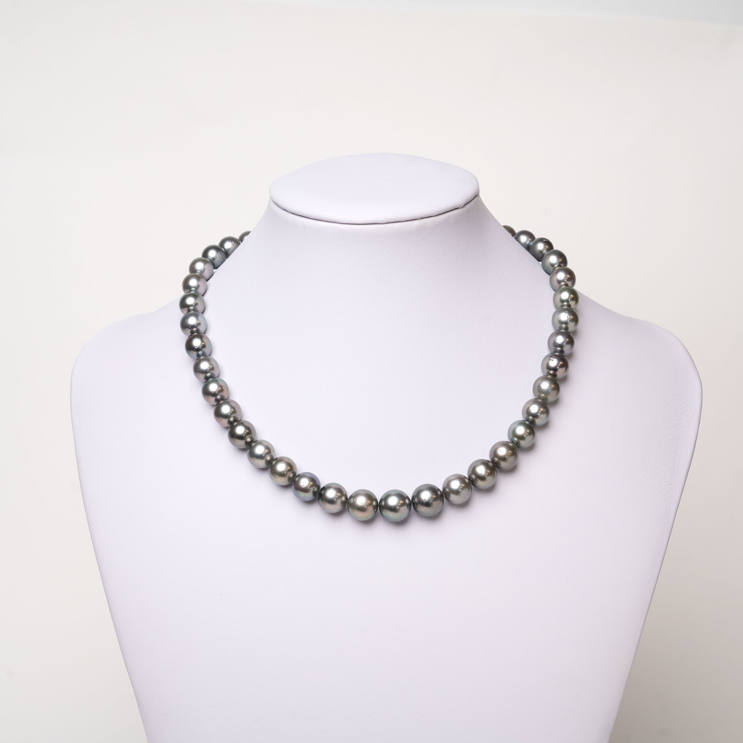 Collar de perlas cultivadas naturales Tahití redondas de 8,2 a 11,2 mm de color gris plateado.