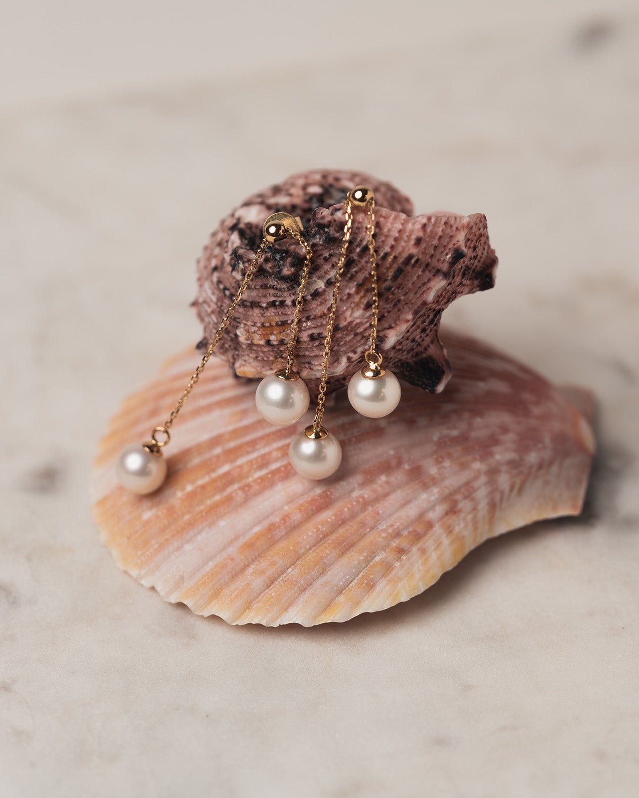 Zwei runde Perlenketten-Ohrringe – 18 Karat Gold