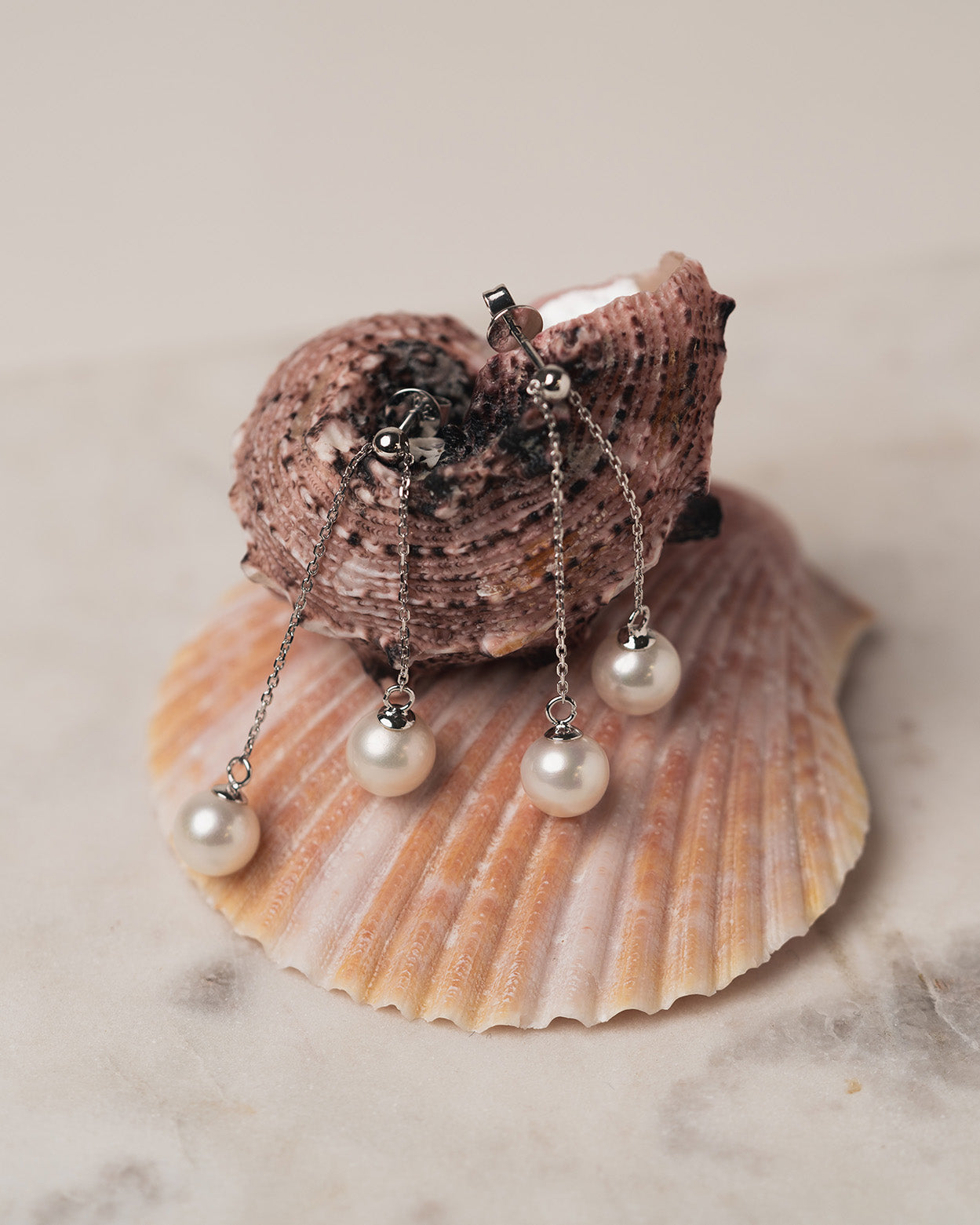 Zwei runde Perlenketten-Ohrringe – 18 Karat Weißgold