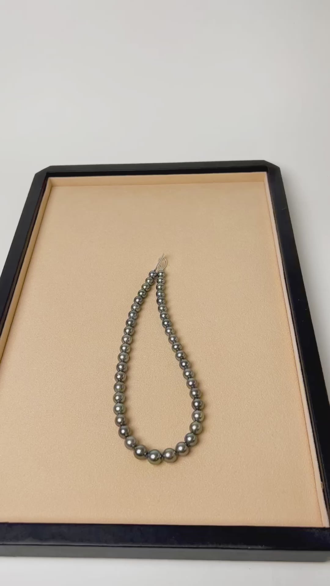 Collar de perlas cultivadas naturales Tahití redondas de 8,2 a 11,2 mm de color gris plateado.