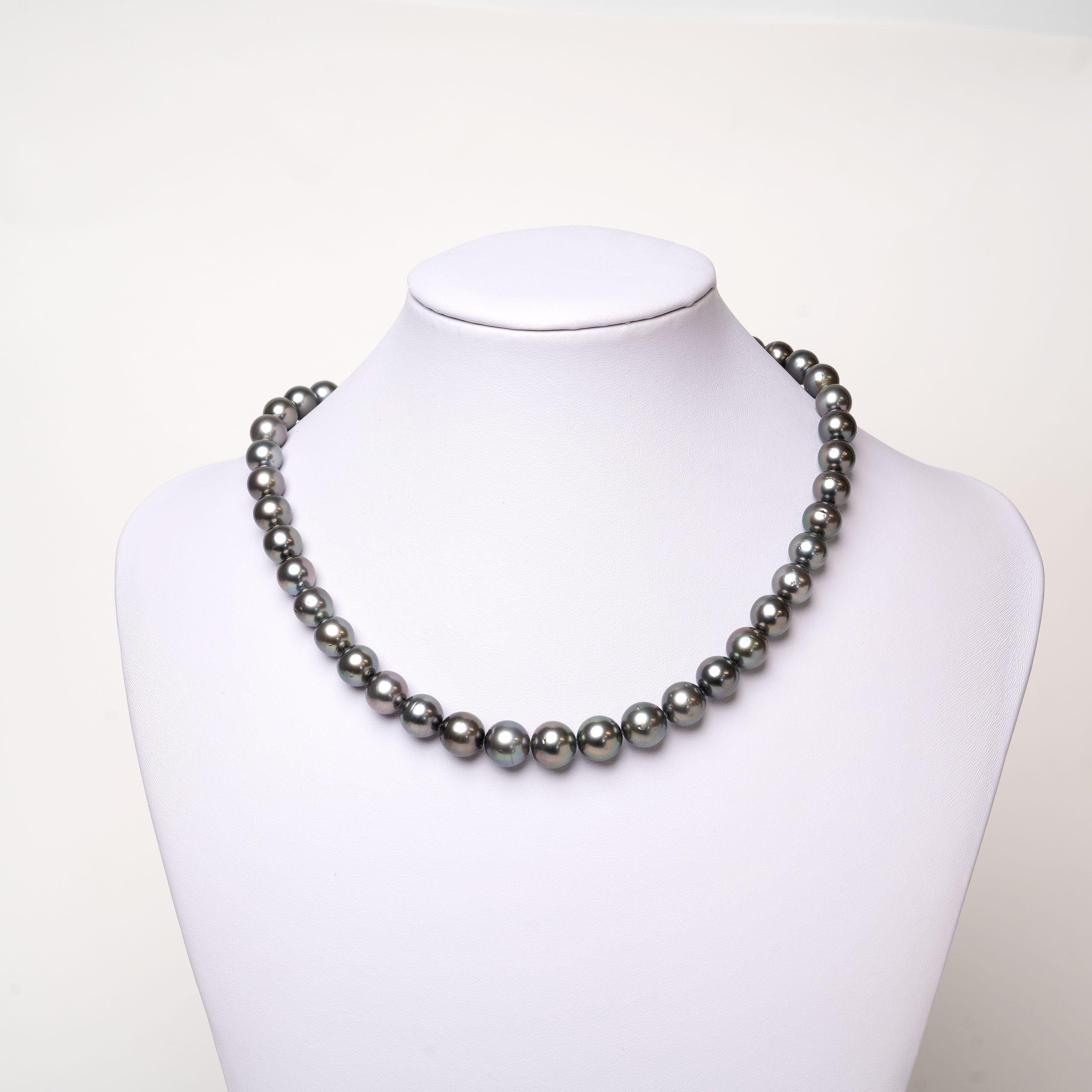 Collar de perlas cultivadas naturales Tahití redondas de 8 a 11 mm de color gris profundo. 