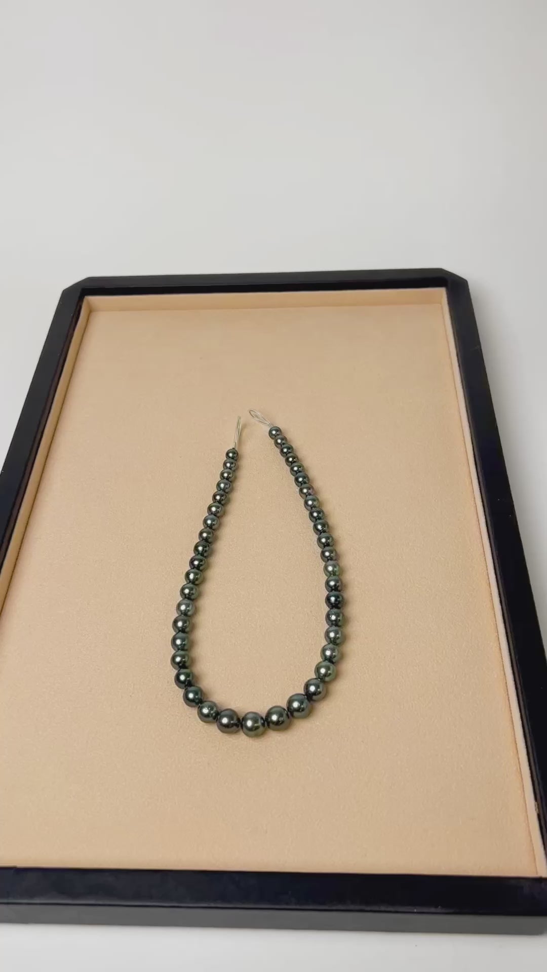 Collar de perlas cultivadas naturales Tahití redondas de 8,1 a 11,1 mm de color verde vidrio.