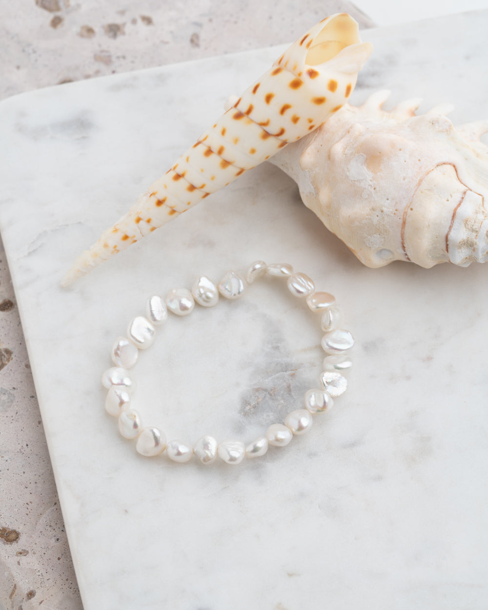 Elastisches Armband mit gezüchteten Süßwasser-Keshi-Perlen, 8-9 mm und 18 cm.