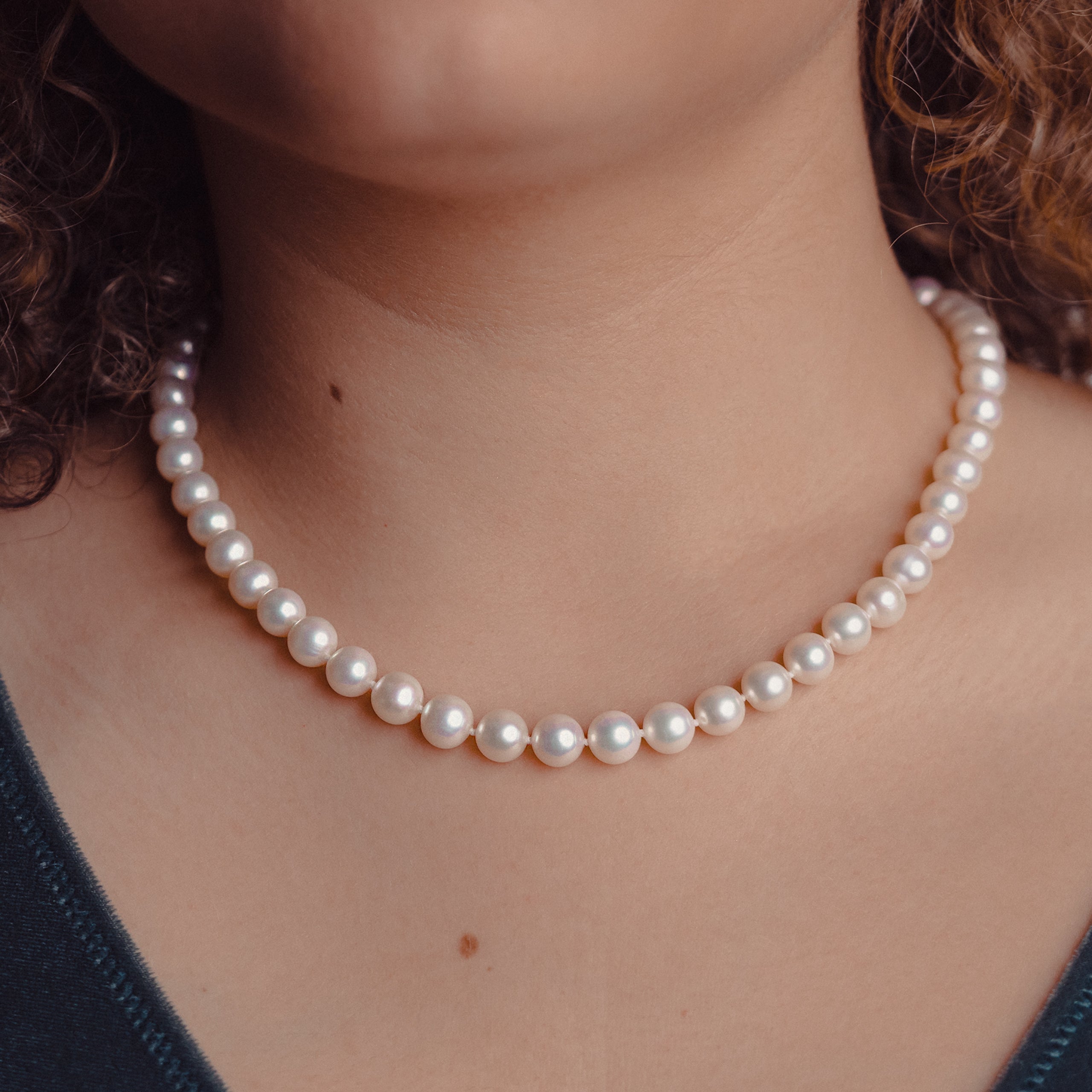 Mujer con collar de Perlas Cultivadas Agua Dulce Redondas Secret & You 7,5-8,5mm