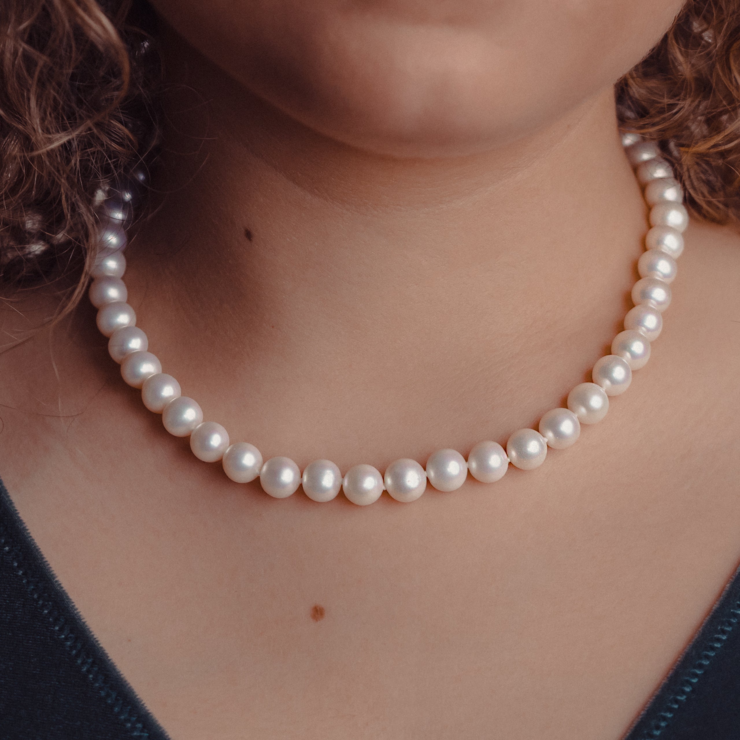 Mujer con collar de Perlas Cultivadas Agua Dulce Redondas Secret & You 8,5-9,5mm