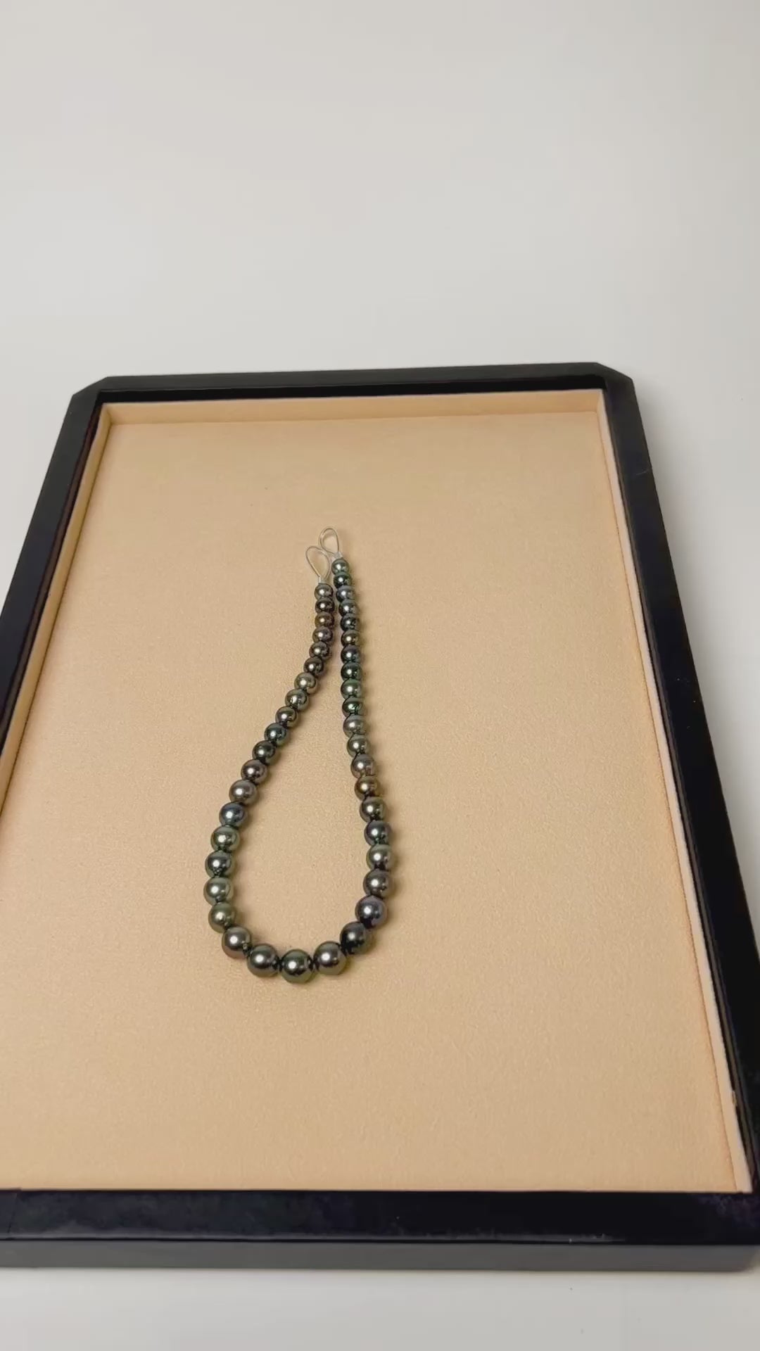 Collar de perlas cultivadas naturales Tahití redondas de 8,5 a 11,2 mm de colores verdoso, gris y bronce.